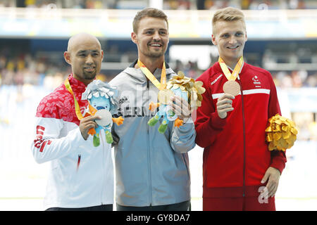Rio de Janeiro, Brésil. 17 Sep, 2016. (L-R) Atsushi Yamamoto (JPN), Heinrich Popow (GER), Daniel Wagner (DEN) : athlétisme Saut en longueur Hommes T42 Cérémonie de remise des médailles au Stade Olympique au cours de la Rio 2016 Jeux paralympiques à Rio de Janeiro, Brésil . Credit : Ito Shingo/AFLO/Alamy Live News Banque D'Images