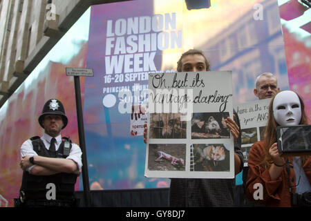 London UK.18 Septembre 2016. Un groupe de manifestants anti fourrure tenir des pancartes lors de la London Fashion Week Semaine de Brewer Street Londres Banque D'Images