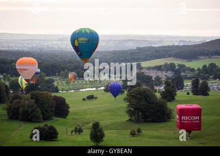 Longleat Estate, Wiltshire, Royaume-Uni. 18 Sep, 2016. Le dernier jour de l'événement Safari Sky a vu des dizaines de ballons colorés pour le ciel au-dessus de la célèbre Parc Safari de Longleat House &. Des milliers de spectateurs comblés le parc ci-dessous comme certains motifs des ballons nouveauté flottaient au-dessus. Le célèbre Lion de Longleat ballon a été la star du spectacle et a été rejoint par deux ballons en forme de pingouin unique. Wayne Farrell/Alamy News Banque D'Images