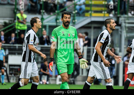 San Siro, Milan, Italie. 18 Sep, 2016. Gianluigi Buffon, le gardien de la Juventus donne sa défense certaines paroles de sagesse au cours de Serie A italienne de Football League. Par rapport à la Juventus Inter. Credit : Action Plus Sport/Alamy Live News Banque D'Images