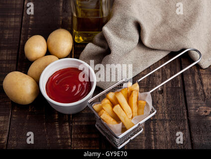 Fried chips frites dans la friteuse avec le ketchup sur bois Banque D'Images