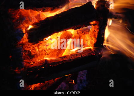 La capture des charbons ardents sur un brillant brûler un feu de camp. Banque D'Images