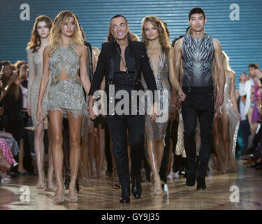 Designer Julien Macdonald marche le long de la passerelle par la main de modèle américain Hailey Baldwin durant son Printemps/Été 2017 London Fashion Week show à Seymour Leisure Centre, Londres. Banque D'Images