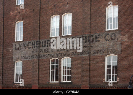 Écrire des détails sur le mur de briques sur le bâtiment dans le centre-ville historique de Lynchburg, Virginie, États-Unis Banque D'Images