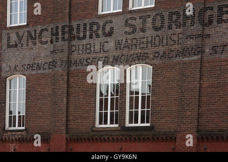 Écrire des détails sur le mur de briques sur le bâtiment dans le centre-ville historique de Lynchburg, Virginie, États-Unis Banque D'Images