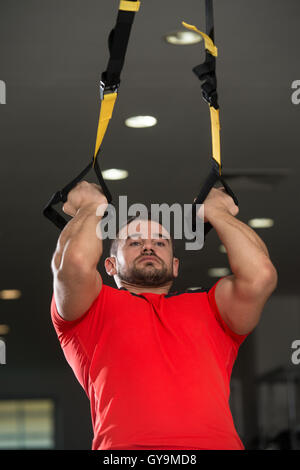 Instructeur de conditionnement physique Exercice Fitness Crossfit avec sangles Trx dans la salle de sport's Studio Banque D'Images