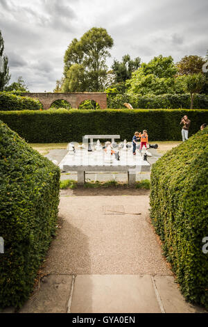 Le grand jeu d'échecs dans le jardin hollandais dans les motifs de Holland House par temps nuageux jour dans Holland Park, à l'ouest de Londres, Royaume-Uni Banque D'Images