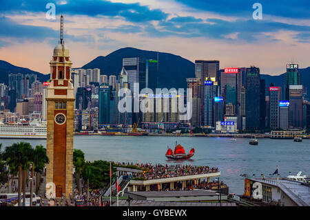 La célèbre tour de l'horloge à la promenade de Tsim Sha Tsui, Hong Kong, Chine. Banque D'Images