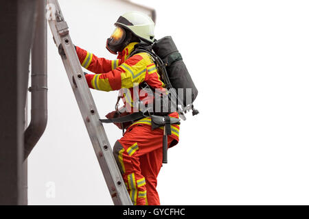 Escalade pompier une échelle fixée sur un bâtiment Banque D'Images