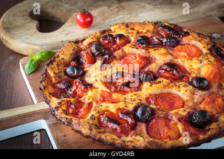 Délicieux pain focaccia italienne faite maison avec des tomates Banque D'Images