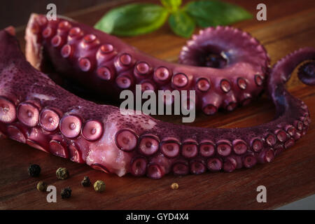 Un délicieux petit-tentacules de pieuvre on a chopping board Banque D'Images