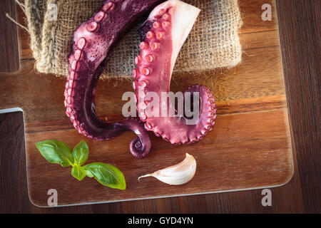 Un délicieux petit-tentacules de pieuvre on a chopping board Banque D'Images