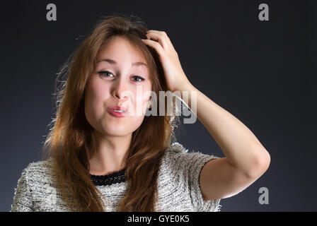 Portrait d'un joli mignon beautiful happy cheerful young caucasian Woman (femme, fille, femme, modèle) de sourire et de penser Banque D'Images