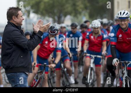 Ambassadeur de la Fondation Marine Bleu Simon Le Bon (à gauche) à la vôtre sur les cyclistes au début de l'Blue Marine Foundation Londres à Monaco Bike Challenge, à la Tour de Londres, où plus de 50 cyclistes commencent les 1500 km au profit de la préservation des océans. Banque D'Images