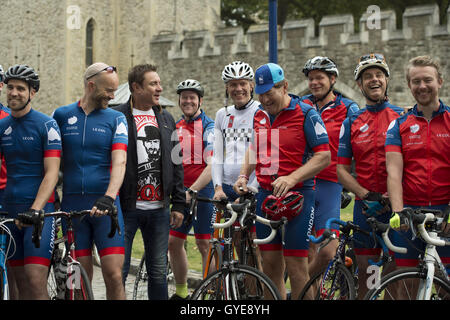 Ambassadeur de la Fondation Marine Bleu Simon Le Bon (troisième à gauche) s'entretient avec les cyclistes, au début de l'Blue Marine Foundation Londres à Monaco Bike Challenge, à la Tour de Londres, où plus de 50 cyclistes commencent les 1500 km au profit de la préservation des océans. Banque D'Images