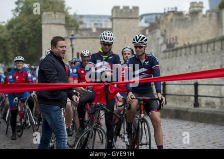 Ambassadeur de la Fondation Marine Bleu Simon Le Bon (à gauche) coupe un ruban au début de l'Blue Marine Foundation Londres à Monaco Bike Challenge, à la Tour de Londres, où plus de 50 cyclistes commencent les 1500 km au profit de la préservation des océans. Banque D'Images