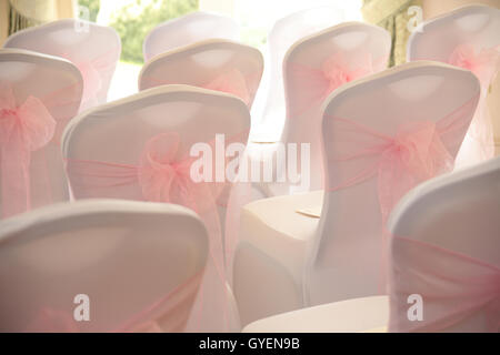 Chaises de mariage avec un ruban rose Banque D'Images