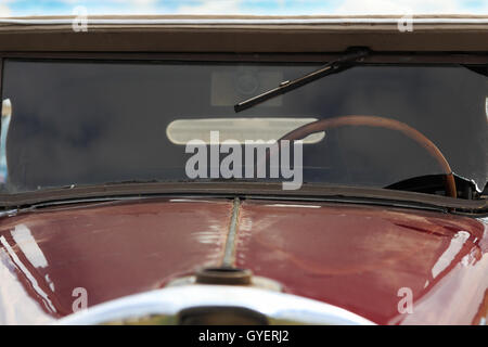 Close up of antique car. Vue de face. Banque D'Images
