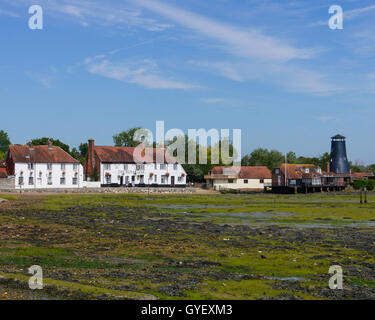 La Royal Oak public house et Langstone mill vu depuis le sentier du littoral de Langstone High Street, Hampshire, Angleterre Banque D'Images