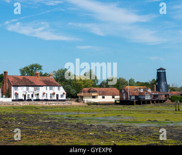 La Royal Oak public house et Langstone mill vu depuis le sentier du littoral de Langstone High Street, Hampshire, Angleterre Banque D'Images