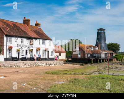 La Royal Oak public house et Langstone mill vu depuis le sentier du littoral de Langstone High Street, Hampshire, Angleterre Banque D'Images