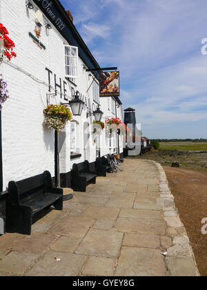 La Royal Oak public house et Langstone mill vu depuis le sentier du littoral de Langstone High Street, Hampshire, Angleterre Banque D'Images