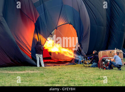 Les pilotes de montgolfière montgolfière gonflage avec le brûleur et le ventilateur. Banque D'Images