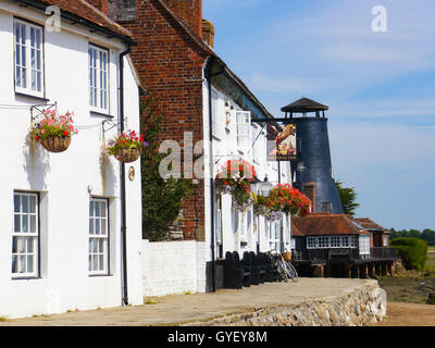 La Royal Oak public house et Langstone mill vu depuis le sentier du littoral de Langstone High Street, Hampshire, Angleterre Banque D'Images