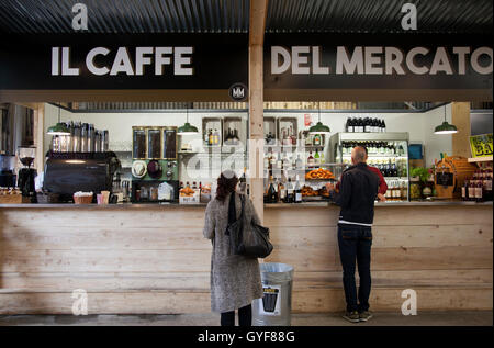 Mercato italien Metropolitano Farmers Market sur Newington Causeway de SE1 - London UK Banque D'Images