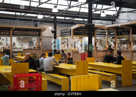 Mercato italien Metropolitano Farmers Market sur Newington Causeway de SE1 - London UK Banque D'Images