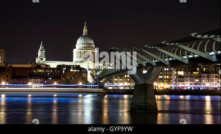 Le Millennium Bridge et de la Cathédrale St Paul Banque D'Images