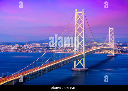Akashi Kaikyo Bridge enjambant la Mer Intérieure de Seto, d'Awaji Island à Kobe, au Japon.