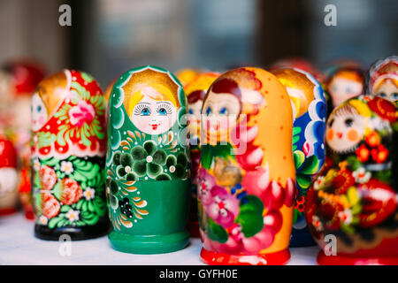 Belles Poupées Russes d'emboîtement colorés Matreshka au marché. Matrioshka est Gens symbole culturel de la Russie. Matryos Poupée en bois Banque D'Images