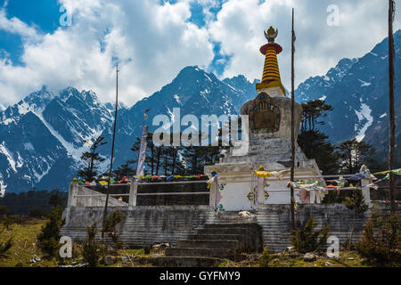 Le stupa de Yumthang Vallée à Lachung, Nord du Sikkim, Inde. Banque D'Images