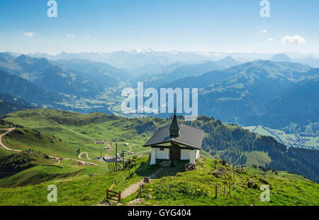 Petite église sur kitzbuhel. Vue panoramique au sommet du pic de kitzbuhel, Tirol, alpes Banque D'Images