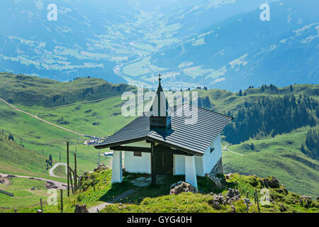 Petite église sur kitzbuhel.vue panoramique du sommet du pic de kitzbuhel, Tirol, alpes Banque D'Images