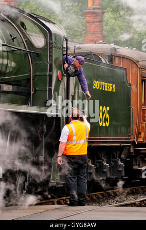 La collecte de l'unique ligne de jeton le signaleur à Grosmont station sur le North Yorkshire Moors Railway. Banque D'Images