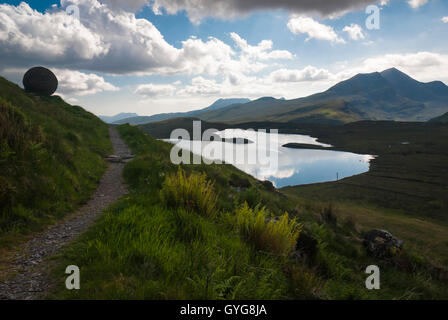 La vue de Knockan Crag vers l'Inverpolly à travers la réserve naturelle Lochan un ais. Banque D'Images