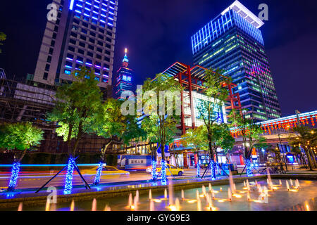 Les immeubles de bureaux au centre-ville de Taipei dans le quartier de Xinyi. Le district est le premier quartier commerçant de Taipei. Banque D'Images