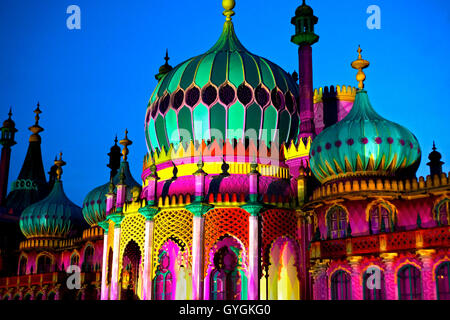 Le célèbre Royal Pavilion de Brighton est éclairé avec des bonbons-couleurs rayé dans le Dr Blighty montrer lors de la 2016 Brighton Festival. Banque D'Images