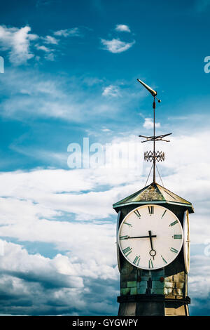 Oslo, Norvège. Fermer la vue de haut avec le Grand Réveil et clocher de l'ancien phare au quartier Aker Brygge. Bleu nuageux spectaculaire Banque D'Images