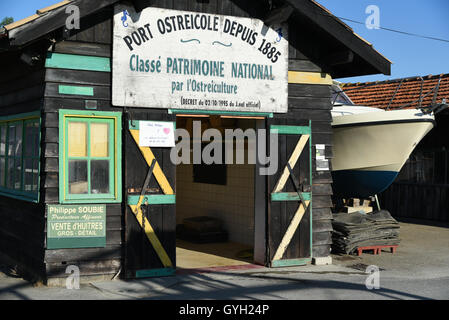 Cabanes ostréicoles à La Teste-de-Buch - 02/08/2016 - France / Arcachon / ? La Teste de Buch ? - Un incendie a détruit plusieurs cabanes ostréicoles autour de minuit pendant la nuit de mercredi à jeudi. Le même jour, un incendie a détruit quatre abris à Gujan-Mestras. Le point de départ de ces incendies est encore inconnu. Photos : Port de La Teste-de-Buch, août 2016, le mardi 2 mai. Cabanes ostréicoles et le port de La Teste-de-Buch le jour avant l'incendie. - Nicolas Remene / Le Pictorium Banque D'Images