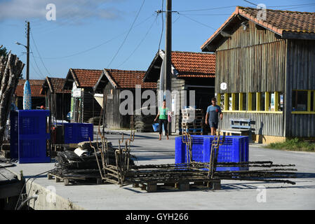 Cabanes ostréicoles à La Teste-de-Buch - 02/08/2016 - France / Arcachon / ? La Teste de Buch ? - Un incendie a détruit plusieurs cabanes ostréicoles autour de minuit pendant la nuit de mercredi à jeudi. Le même jour, un incendie a détruit quatre abris à Gujan-Mestras. Le point de départ de ces incendies est encore inconnu. Photos : Port de La Teste-de-Buch, août 2016, le mardi 2 mai. Cabanes ostréicoles et le port de La Teste-de-Buch le jour avant l'incendie. - Nicolas Remene / Le Pictorium Banque D'Images