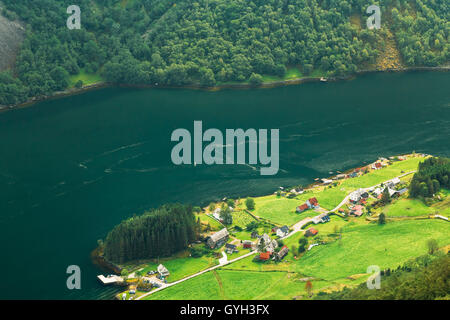 Vue panoramique aérienne de Scandinavian Village sur la rive du fjord le plus étroit de Norvège - Naeroyfjord. Banque D'Images