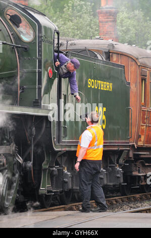 La collecte de l'unique ligne de jeton le signaleur à Grosmont station sur le North Yorkshire Moors Railway. Banque D'Images