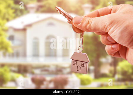 Man Holding keys sur trousseau en forme de maison Banque D'Images