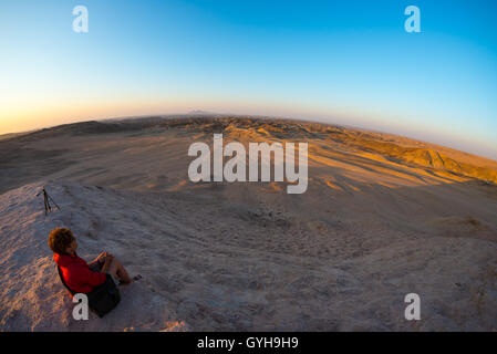 L'observation touristique la superbe vue de la vallée, connue comme 'Moon paysage', le désert de Namib, parmi les plus importants de voyage Banque D'Images