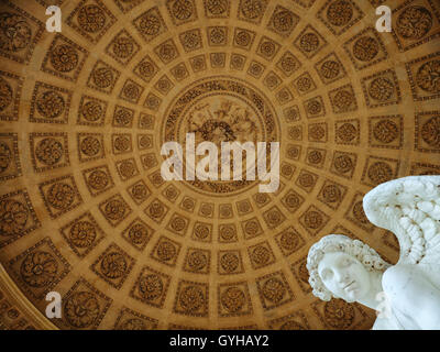 Statue de Cupidon et le plafond au Temple de l'amour au château de Versailles, France (Château de Versailles, le Jardin anglais) Banque D'Images