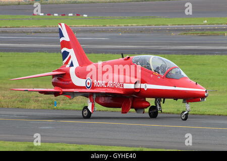 XX325, un BAe Hawk T1 de la Royal Air Force Aerobatic Team, les flèches rouges, les taxis pour départ à l'aéroport de Prestwick. Banque D'Images