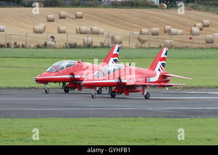 XX325 et XX323, deux BAe Hawk T1s de l'équipe de voltige aérienne de la Royal Air Force, les flèches rouges, le départ à l'aéroport de Prestwick. Banque D'Images